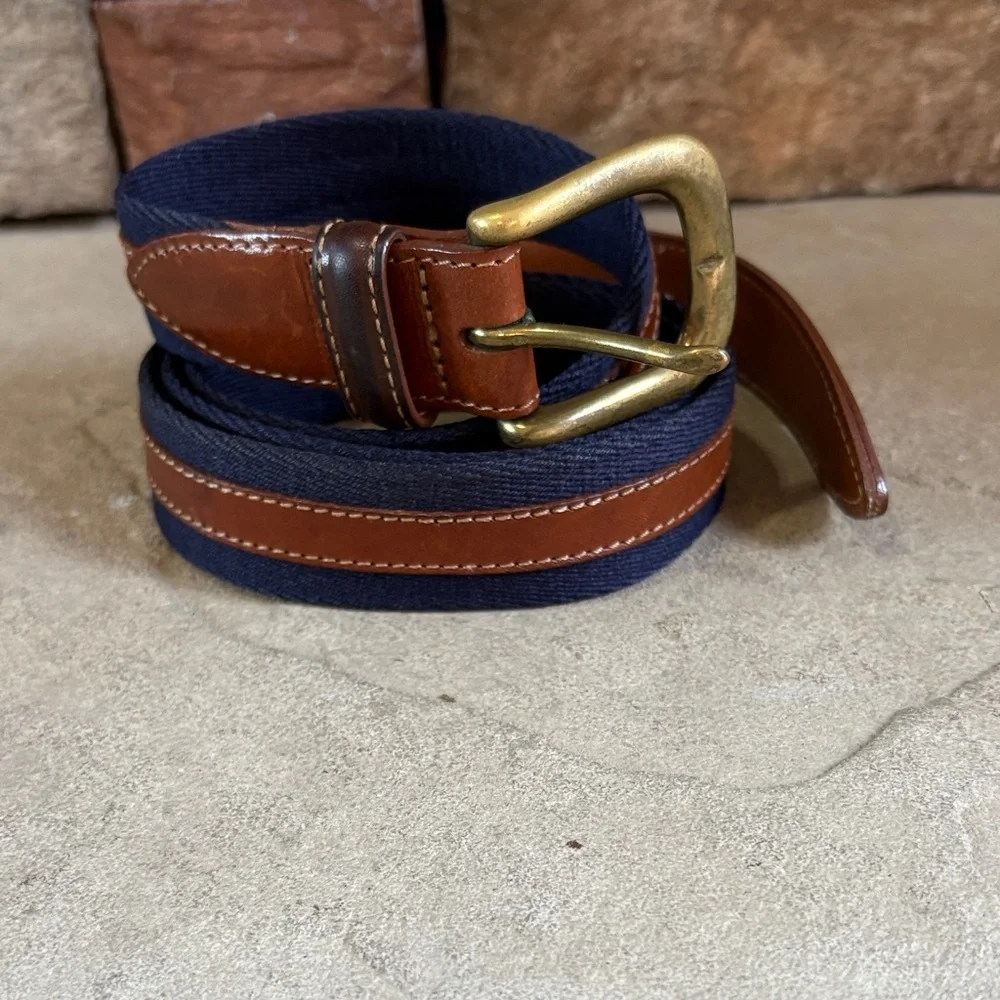 Roundtree & Yorke sz 42 navy blue cloth and brown leather belt w/brass buckle